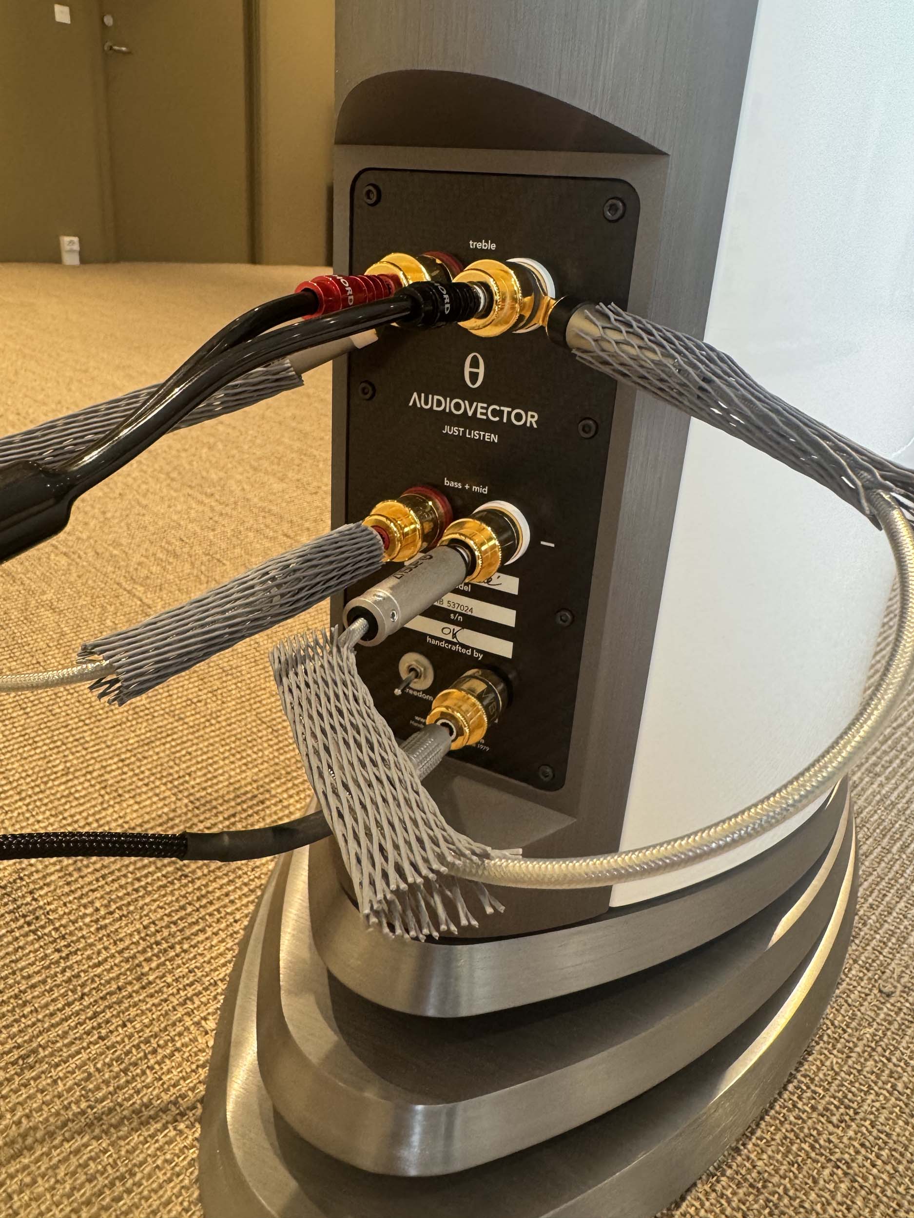 Audiovector R8