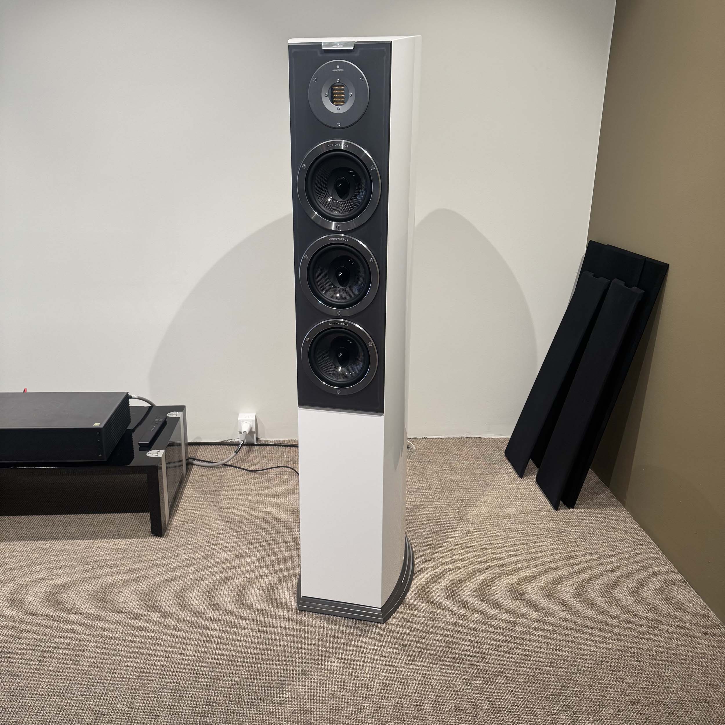 Audiovector R8