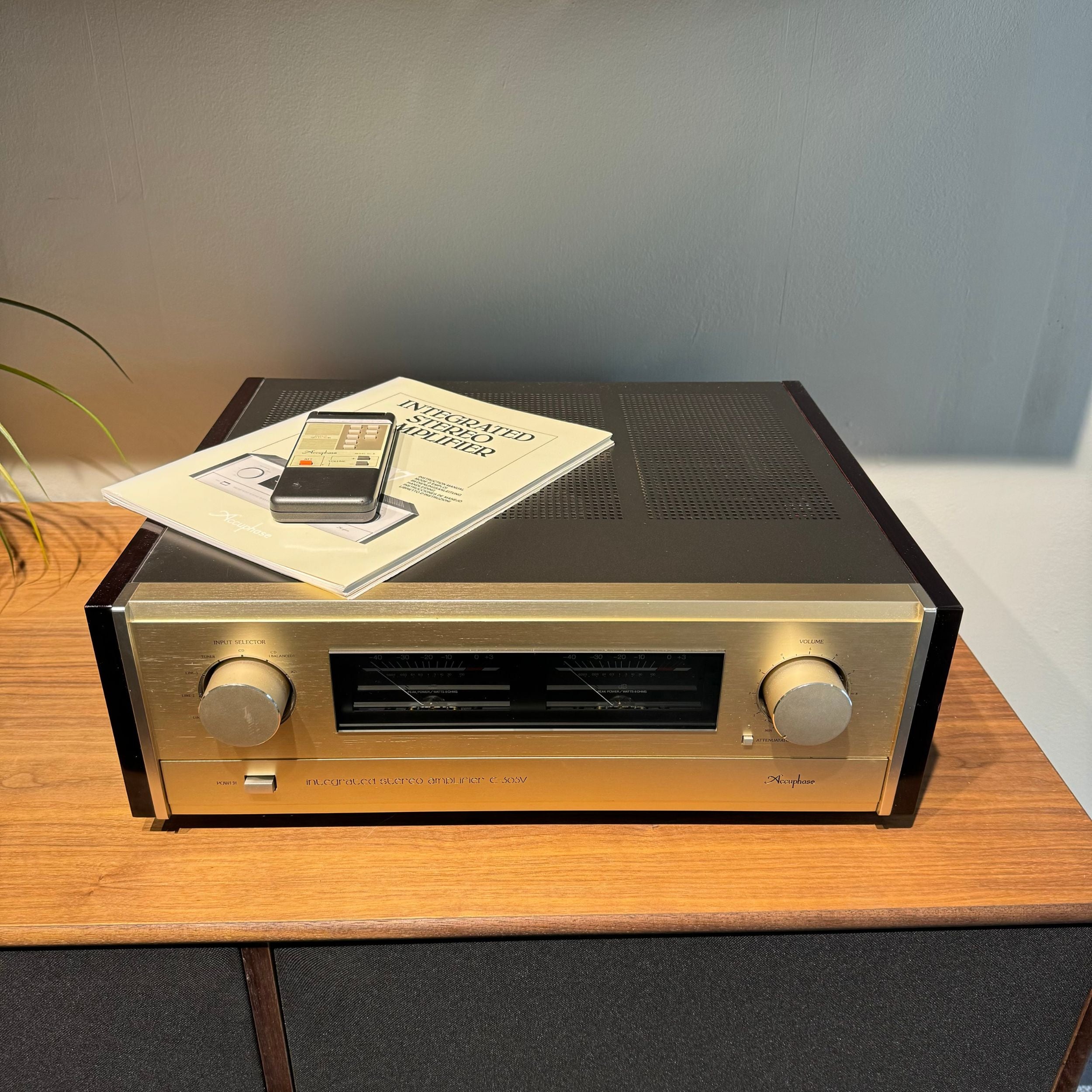 Accuphase C 305V